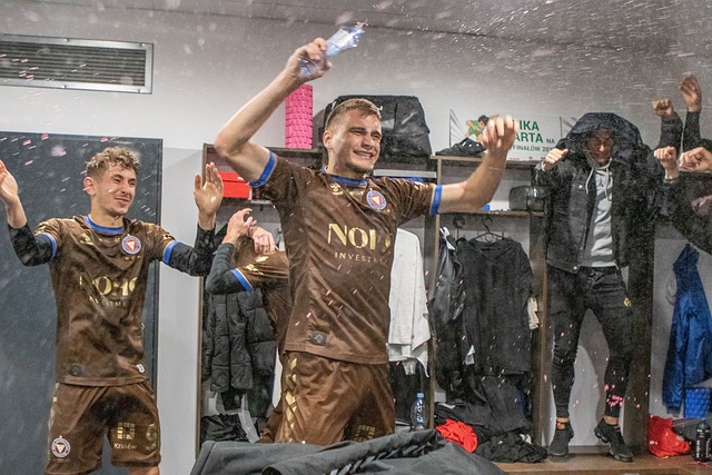 一路紧追不 一路紧追不